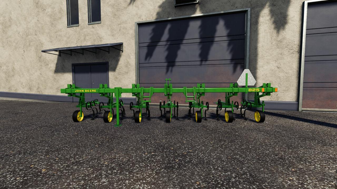 John Deere 825