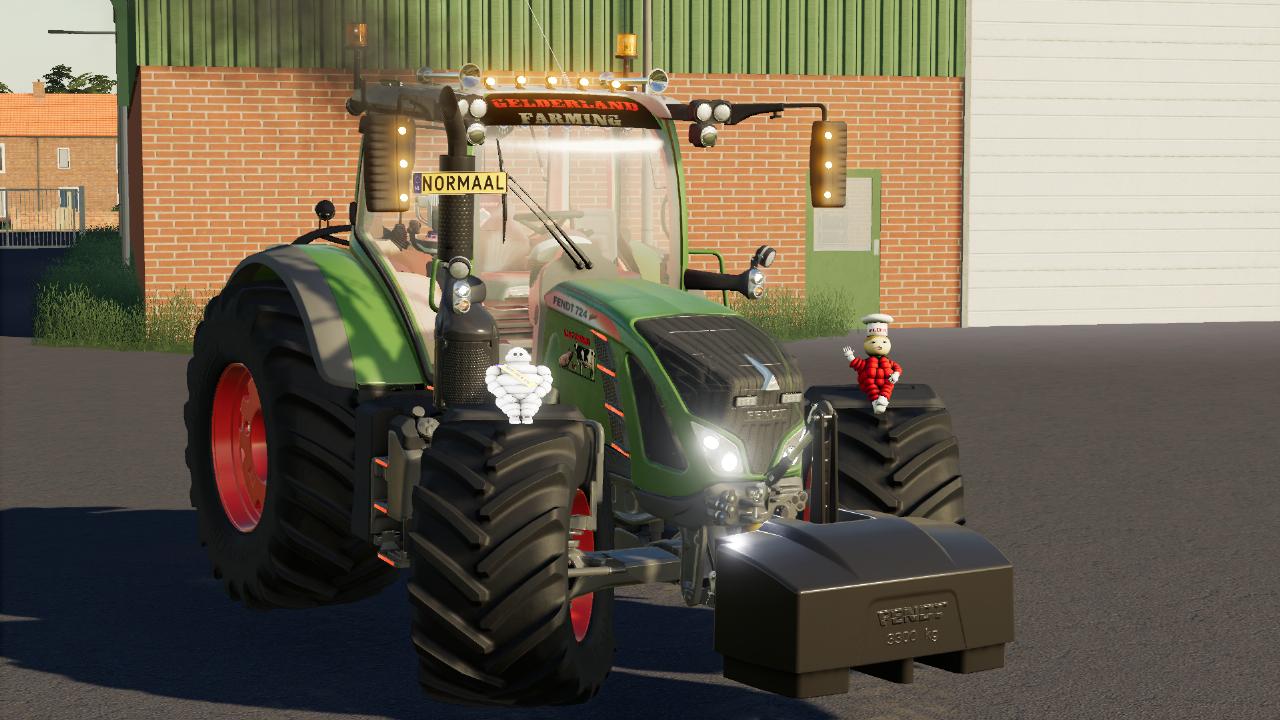 FENDT 700 VARIO GLD TEAM AVEC FUMÉE