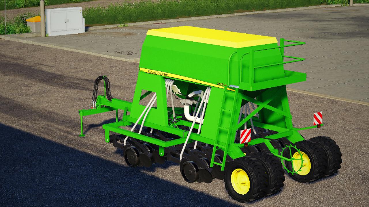 John Deere Seeder