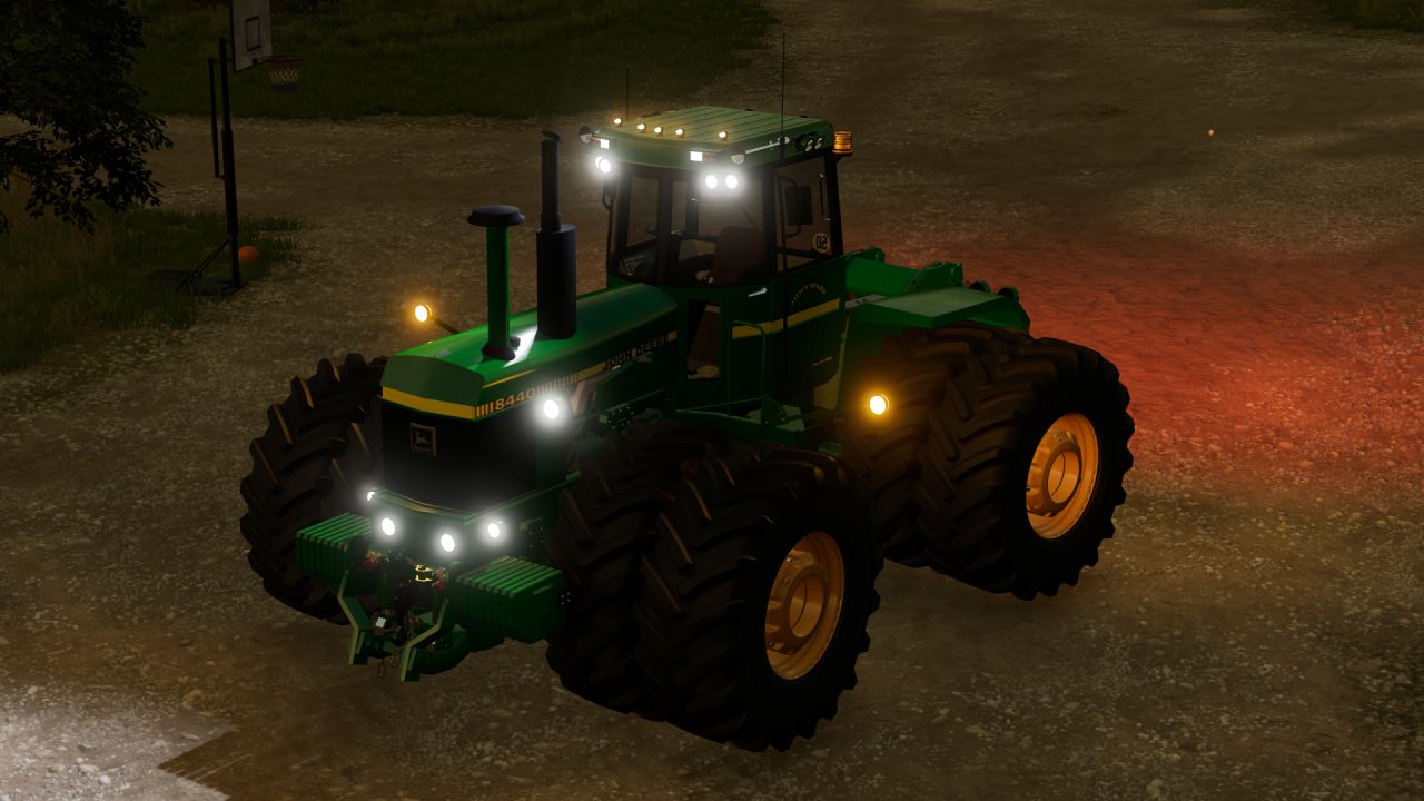 John Deere 8440