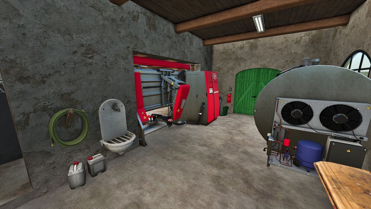 Antiguo granero de vacas con almacenamiento