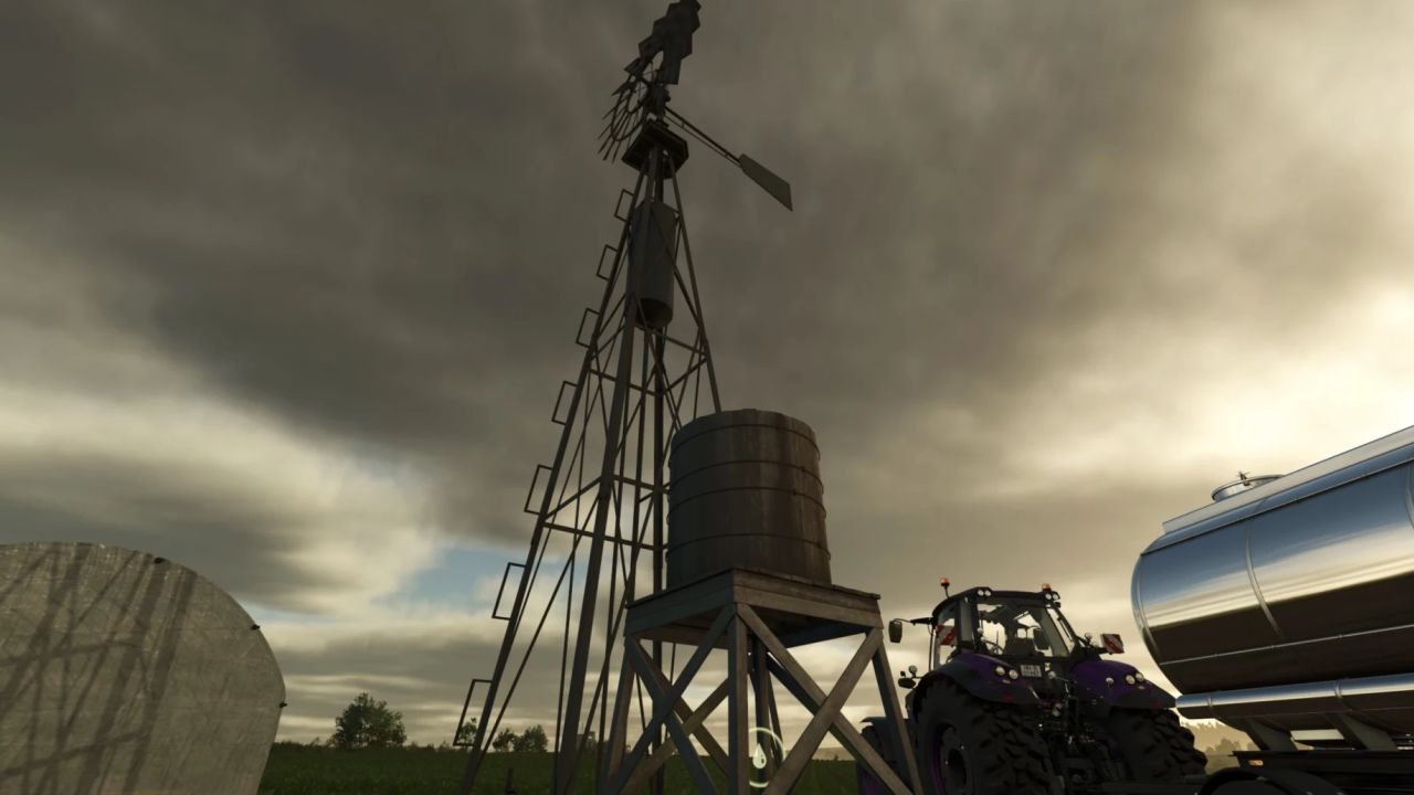 Ancienne roue à vent avec réservoir d'eau
